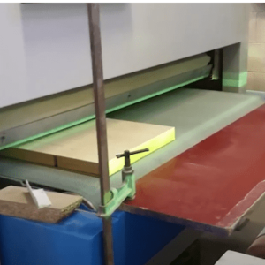 màquina de forlac d´envernissat ultravioleta