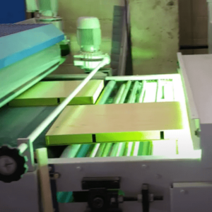 màquina de forlac d´envernissat ultravioleta